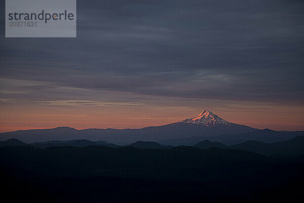 Rosafarbener Sonnenaufgang über Dornröschen – einem markanten Felsabgrund nahe den Südflanken des Mt. Adams im pazifischen Nordwesten