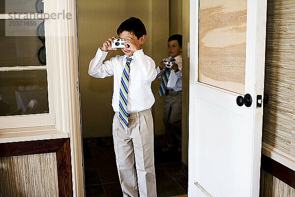 Kind mit Fotokamera macht ein Foto