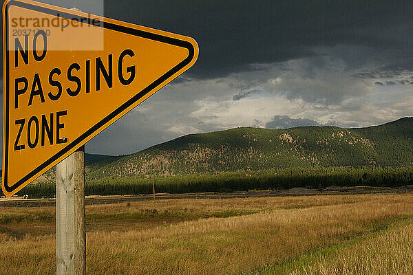 Verkehrszeichen während eines herannahenden Sturms in den Rocky Mountains.
