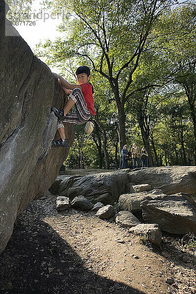 Ein junger Kletterer beim Bouldern im Central Park.