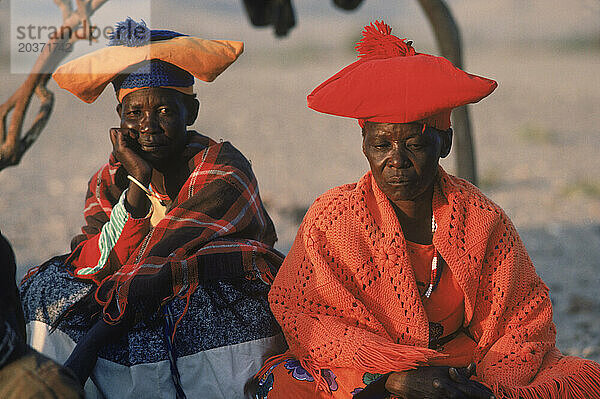 Zwei Personen in traditioneller Kleidung  Namibia.