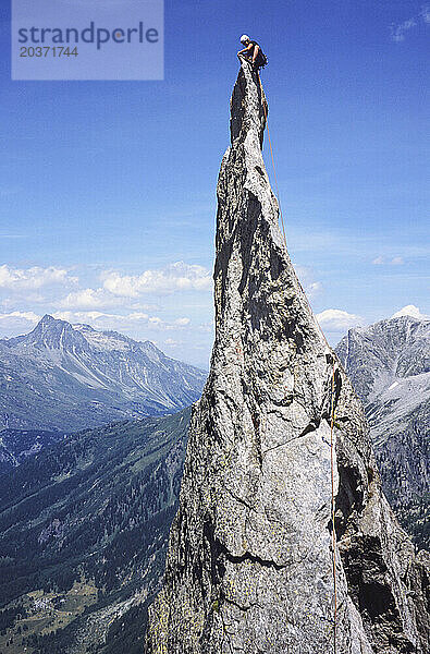 Eine Kletterin auf dem Fiamma  einem sehr scharfen Gipfel in den Schweizer Alpen.