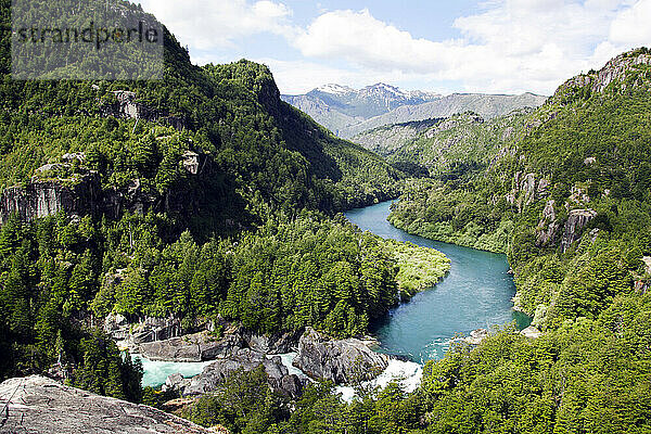 Blick auf das Tal und die Stromschnellen im Fluss Futaleufu in Patagonien  Chile