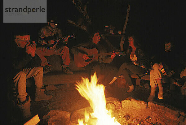 Am Lagerfeuer sitzen