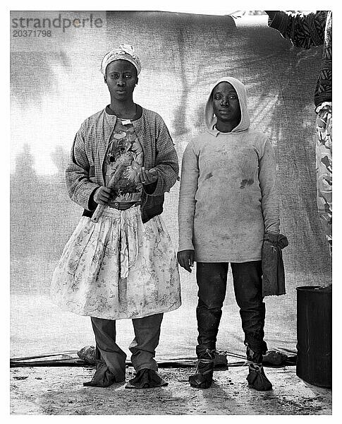 Porträt zweier gambischer Austernsammlerinnen.