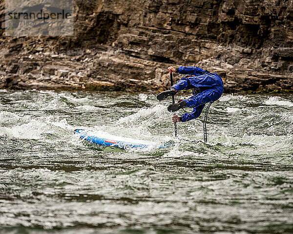 Ein Mann stürzt von seinem SUP-Board auf dem Snake River  Wyoming