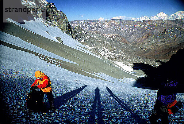 Bergsteiger packen ihren Rucksack auf dem Berg Aconcagua  Argentinien.