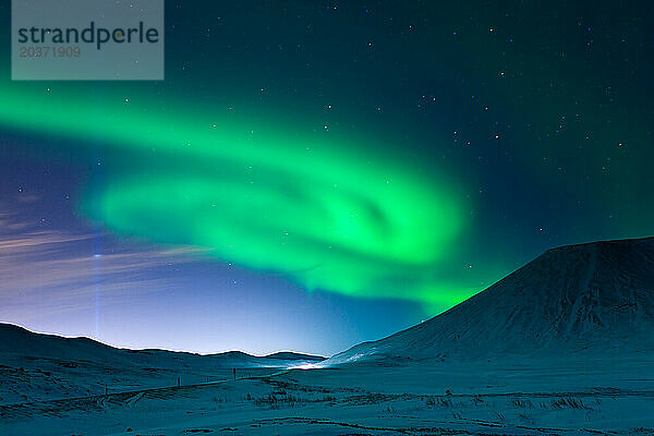 Atemberaubende Aurora Borealis über verschneiter Landschaft