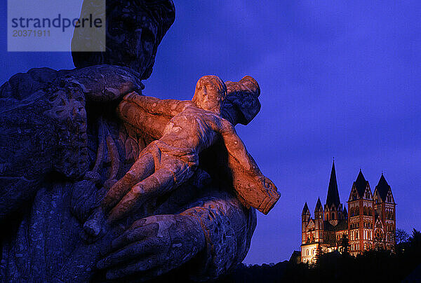 Eine Statue vor einer Kathedrale  Deutschland  Europa.