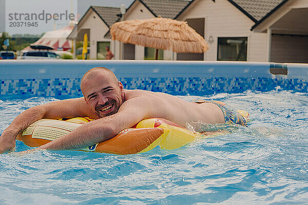 Ein Mann  der Spaß in einem Pool hat