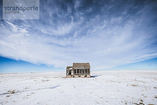 Verlassenes Haus im Schnee in der einsamen Prärie  Mittlerer Westen der USA