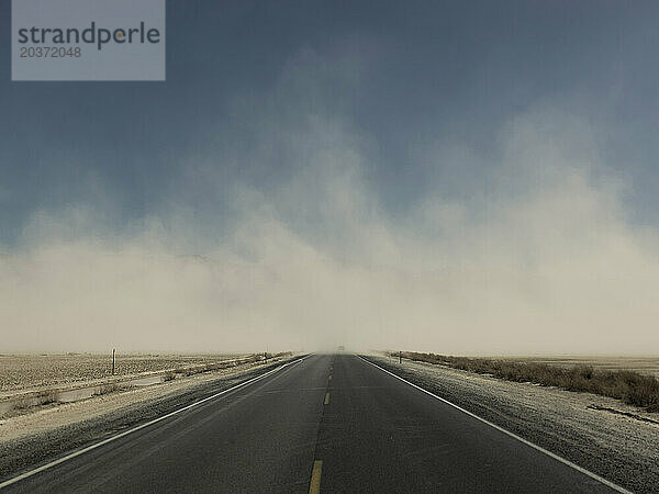 Eine Straße im Death Valley  Kalifornien  ist mit vom Wind verwehtem Staub bedeckt.