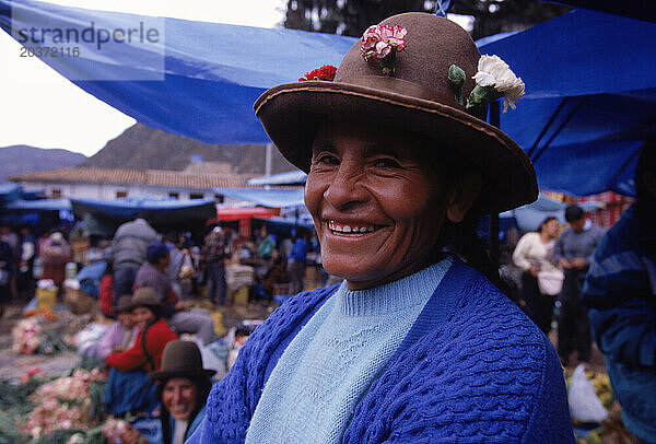 Nahaufnahme einer Frau auf dem Pisac-Markt  Peru.