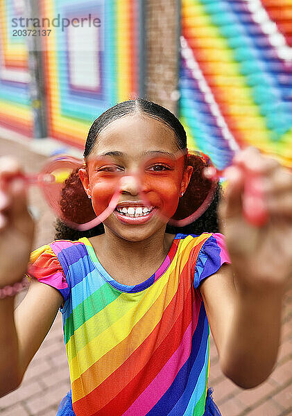 Mädchen lächelt durch eine Herzbrille in Washington  DC