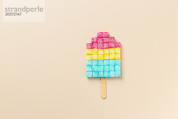 Künstlerisches Eis am Stiel aus bunten Zuckerwürfeln. kreative Konzepte.