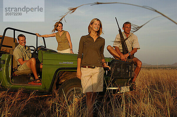 Vier Menschen lächeln auf Safari.