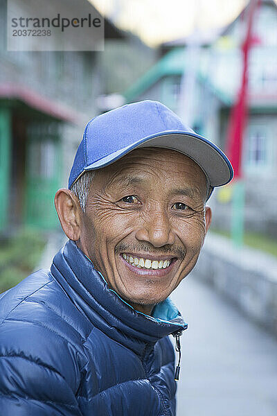 Porträt eines lächelnden Sherpa-Führers im Dorf Phakding auf dem Weg zum Everest Base Camp  Khumbu  Nepal