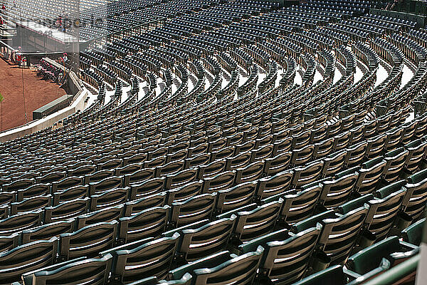 Blick auf Stühle in einem Baseballstadion.