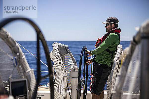 Steuerführung der Clipper-Yacht Garmin während der Regatta der Rolex Sydney to Hobart 2015.