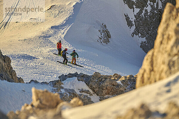 Freeride-Skifahren in Pale di San Martino bei Sonnenaufgang.