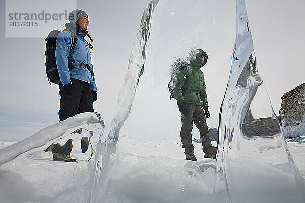 Zwei Wanderer beobachten eine Winterlandschaft in Sibirien  Russland.