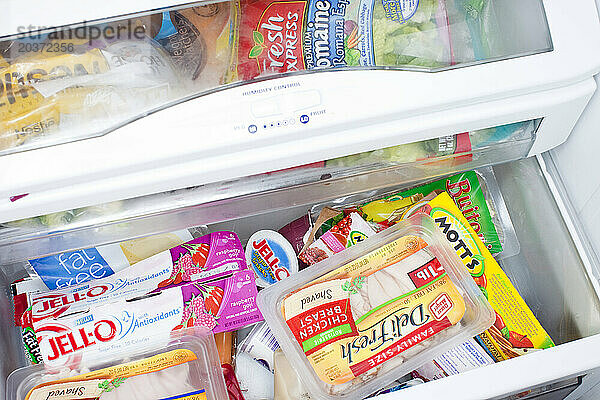 Fülle und helle Verpackungen füllen den Kühlschrank mit der Aufschrift „fettfrei“  „mit Antioxidantien“  „zuckerfrei“ und „Weight Watchers“.