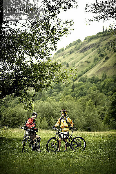 Ein Mann und eine Frau beim Mountainbiken in den französischen Alpen im Frühling in Bourg St. Maurice  Savoie  Frankreich.