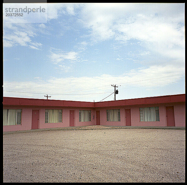 Ein leerer Motelparkplatz in South Dakota  USA