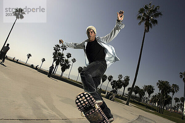 Ein Skateboarder in Aktion in Venice Beach  Kalifornien.