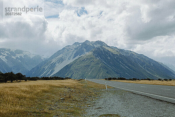 Sturmwolken ziehen über schneebedeckte Berggipfel im ländlichen Neuseeland