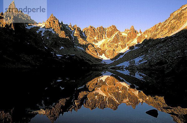 Laguna Tonchek Reflection  Nationalpark Nahuel Huapi  argentinisches Patagonien. (horizontale Spiegelung)