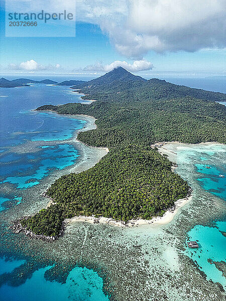 Indonesien Anambas-Inseln - Drohnenansicht der Telaga-Insel vertikal