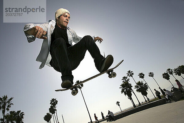 Ein Skateboarder in Aktion in Venice Beach  Kalifornien.