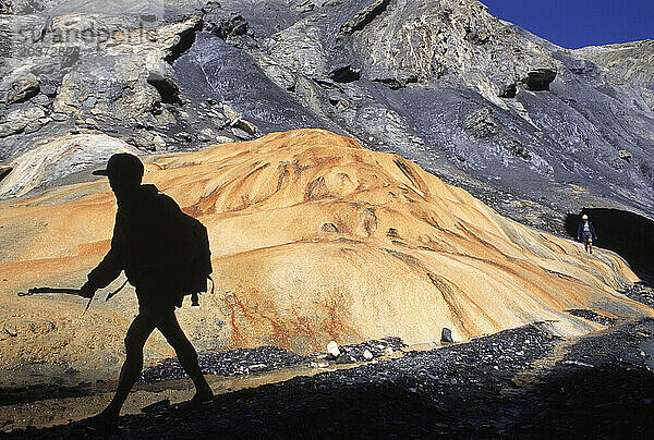 Die Silhouette eines Jungen  der über einen Berg geht  Nepal.