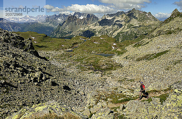 Blick aus der Vogelperspektive auf eine Person  die tagsüber auf Hügeln geht  Alpe Devero  Verbania  Italien
