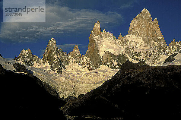 Linsenförmige Wolken lösen sich über dem Mount Fitz Roy im Nationalpark Los Glacieres im argentinischen Patagonien auf  2. Februar 2001.