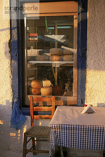 Ladenfront  Café mit Tisch draußen in Naxos  Griechenland.