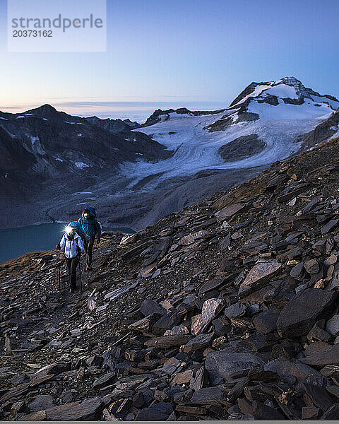 Blick auf ein Paar beim Wandern in der Abenddämmerung  Verbano-Cusio-Ossola  Italien