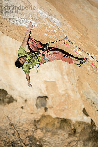 Mann versucht  La Rambla  9a+  zu besteigen. Siurana  Spanien.