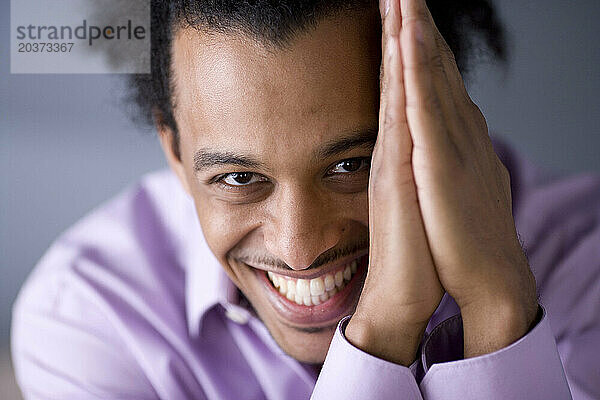 Afroamerikanischer Mann mit riesigem Afro-Lächeln
