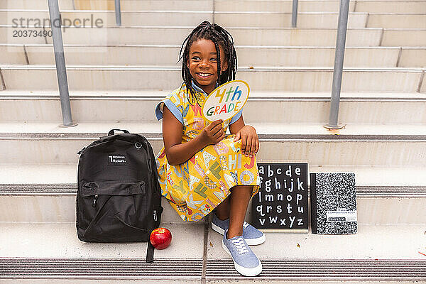 Afroamerikanisches Mädchen am ersten Tag des Schuljahres