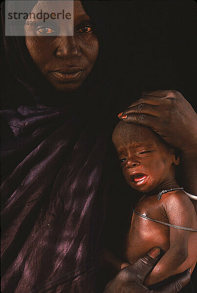 Porträt einer Frau und eines Kindes aus dem Dorf Guielle  Mali  Westafrika.