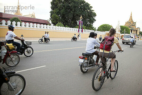 Eine Frau kreuzt durch Phnom Penh  Kambodscha