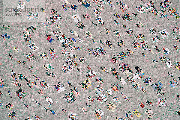 Eine Luftaufnahme einer großen Gruppe von Menschen  die sich am Strand entspannen  Kalifornien  USA.