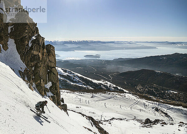 Ein Mann dreht an einem sonnigen Tag am Cerro Catedral in Argentinien seine Skier