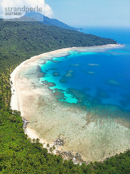 Indonesien Anambas-Inseln - Drohnenansicht der Küste der Insel Telaga