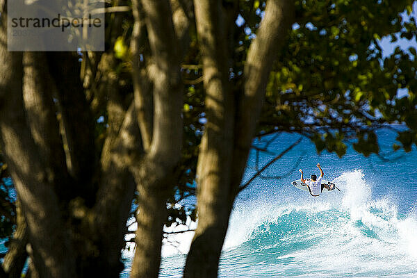 Surfer macht einen Frontside-Air in Puerto Rico