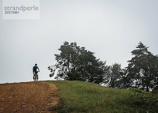 Mountainbiker-Silhouette gegen den Himmel  Congo Nile Trail  Ruanda