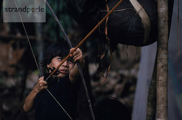 Junge mit Schleife  Amazonas  Venezuela