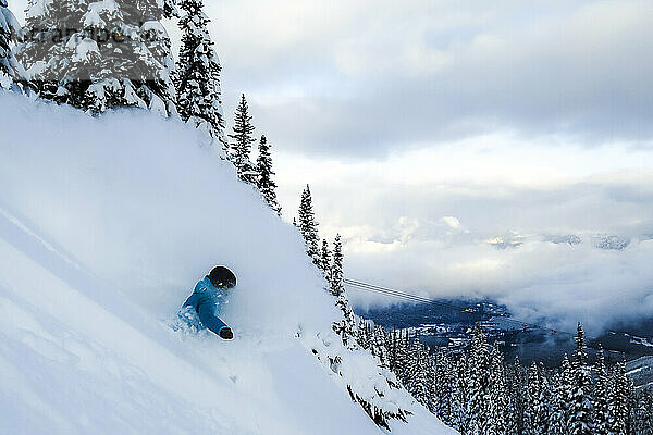 Frau beim Snowboarden am Berghang  Whistler  British Columbia  Kanada